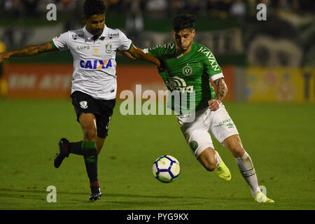 SC - Chapeco - 27/10/2018 - 2018, un Brésilien Chapecoense x Am rica-MG - Chapecoense player Doffo soumissionne avec Aderlan player d'Amérique-MG au cours d'un match à l'Arena stade de l'Conde un championnat brésilien 2018. Photo : Renato Padilha / AGIF Banque D'Images