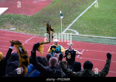 Wiklöf maintenant Arena, Mariehamn, Åland, la Finlande, le 27 octobre 2018. Le crunch dernier match de la saison de football finlandais. IFK Mariehamn nécessaires pour garantir une victoire de football de haut niveau. Kuopio avait besoin d'une victoire pour assurer la troisième place et l'Europa League la saison prochaine. Kuopio a gagné 2-1. En dépit de la perte Mariehamn échappé à la relégation, car d'autres équipes ont également perdu le dernier jour. Les joueurs de Kuopio célébrer la victoire qui leur donne la troisième place de la Ligue et le football européen l'année prochaine ! Photo : Rob Watkins/Alamy News Crédit : Rob Watkins/Alamy Live News Banque D'Images