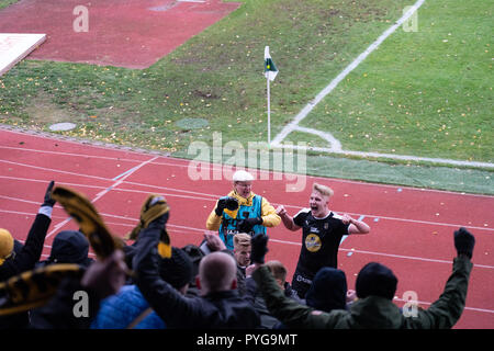 Wiklöf maintenant Arena, Mariehamn, Åland, la Finlande, le 27 octobre 2018. Le crunch dernier match de la saison de football finlandais. IFK Mariehamn nécessaires pour garantir une victoire de football de haut niveau. Kuopio avait besoin d'une victoire pour assurer la troisième place et l'Europa League la saison prochaine. Kuopio a gagné 2-1. En dépit de la perte Mariehamn échappé à la relégation, car d'autres équipes ont également perdu le dernier jour. Les joueurs de Kuopio célébrer la victoire qui leur donne la troisième place de la Ligue et le football européen l'année prochaine ! Photo : Rob Watkins/Alamy News Crédit : Rob Watkins/Alamy Live News Banque D'Images