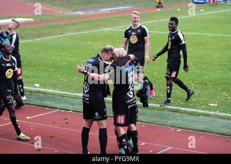 Wiklöf maintenant Arena, Mariehamn, Åland, la Finlande, le 27 octobre 2018. Le crunch dernier match de la saison de football finlandais. IFK Mariehamn nécessaires pour garantir une victoire de football de haut niveau. Kuopio avait besoin d'une victoire pour assurer la troisième place et l'Europa League la saison prochaine. Kuopio a gagné 2-1. En dépit de la perte Mariehamn échappé à la relégation, car d'autres équipes ont également perdu le dernier jour. Les joueurs de Kuopio célébrer la victoire qui leur donne la troisième place de la Ligue et le football européen l'année prochaine ! Photo : Rob Watkins/Alamy News Crédit : Rob Watkins/Alamy Live News Banque D'Images