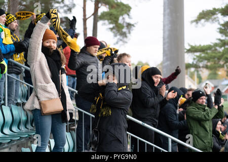 Wiklöf maintenant Arena, Mariehamn, Åland, la Finlande, le 27 octobre 2018. Le crunch dernier match de la saison de football finlandais. IFK Mariehamn nécessaires pour garantir une victoire de football de haut niveau. Kuopio avait besoin d'une victoire pour assurer la troisième place et l'Europa League la saison prochaine. Kuopio a gagné 2-1. En dépit de la perte Mariehamn échappé à la relégation, car d'autres équipes ont également perdu le dernier jour. Les joueurs de Kuopio célébrer la victoire qui leur donne la troisième place de la Ligue et le football européen l'année prochaine ! Photo : Rob Watkins/Alamy News Crédit : Rob Watkins/Alamy Live News Banque D'Images