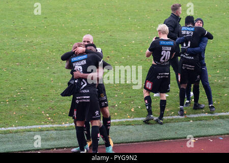 Wiklöf maintenant Arena, Mariehamn, Åland, la Finlande, le 27 octobre 2018. Le crunch dernier match de la saison de football finlandais. IFK Mariehamn nécessaires pour garantir une victoire de football de haut niveau. Kuopio avait besoin d'une victoire pour assurer la troisième place et l'Europa League la saison prochaine. Kuopio a gagné 2-1. En dépit de la perte Mariehamn échappé à la relégation, car d'autres équipes ont également perdu le dernier jour. Les joueurs de Kuopio célébrer la victoire qui leur donne la troisième place de la Ligue et le football européen l'année prochaine ! Photo : Rob Watkins/Alamy News Crédit : Rob Watkins/Alamy Live News Banque D'Images