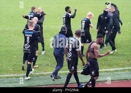 Wiklöf maintenant Arena, Mariehamn, Åland, la Finlande, le 27 octobre 2018. Le crunch dernier match de la saison de football finlandais. IFK Mariehamn nécessaires pour garantir une victoire de football de haut niveau. Kuopio avait besoin d'une victoire pour assurer la troisième place et l'Europa League la saison prochaine. Kuopio a gagné 2-1. En dépit de la perte Mariehamn échappé à la relégation, car d'autres équipes ont également perdu le dernier jour. Les joueurs de Kuopio célébrer la victoire qui leur donne la troisième place de la Ligue et le football européen l'année prochaine ! Photo : Rob Watkins/Alamy News Crédit : Rob Watkins/Alamy Live News Banque D'Images