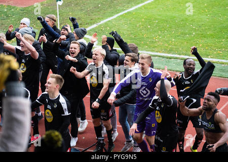 Wiklöf maintenant Arena, Mariehamn, Åland, la Finlande, le 27 octobre 2018. Le crunch dernier match de la saison de football finlandais. IFK Mariehamn nécessaires pour garantir une victoire de football de haut niveau. Kuopio avait besoin d'une victoire pour assurer la troisième place et l'Europa League la saison prochaine. Kuopio a gagné 2-1. En dépit de la perte Mariehamn échappé à la relégation, car d'autres équipes ont également perdu le dernier jour. Les joueurs de Kuopio célébrer la victoire qui leur donne la troisième place de la Ligue et le football européen l'année prochaine ! Photo : Rob Watkins/Alamy News Crédit : Rob Watkins/Alamy Live News Banque D'Images