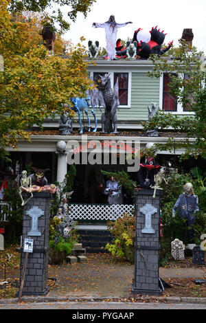 Raleigh, Caroline du Nord / États-Unis, le 27 octobre 2018 : une maison dans le quartier historique de Oakwood est entièrement décoré en prévision de l'Halloween. Banque D'Images