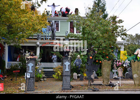 Raleigh, Caroline du Nord / États-Unis, le 27 octobre 2018 : une maison dans le quartier historique de Oakwood est entièrement décoré en prévision de l'Halloween. Banque D'Images