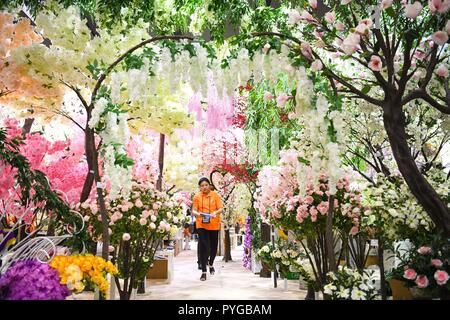 (181028) -- BEIJING, 28 octobre, 2018 (Xinhua) -- Photo prise le 23 octobre 2018 présente des décorations de fleurs artificielles au cours de la 124e Chine Importer et Exporter Fair, également connu sous le nom de la Foire de Canton, de Canton, capitale du sud de la province chinoise du Guangdong. (Xinhua/Deng Hua) Banque D'Images