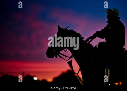 Louisville, Kentucky, USA. 25 octobre, 2018. Des scènes de l'arrière vers le soleil se lève à Churchill Downs en tant qu'approches de la Breeders' Cup. Credit : csm/Alamy Live News Banque D'Images