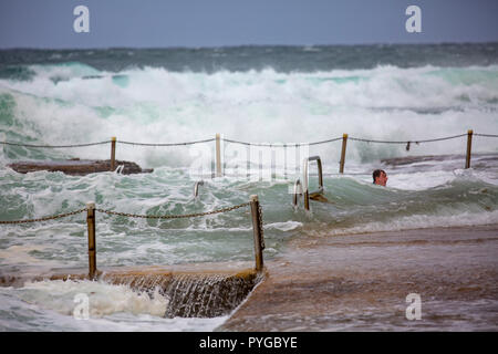 Sydney, Australie. 28 Oct 2018. De fortes vagues et marées a frappé la côte est complètement submerger la plage privée à la plage d'Avalon, quelques braves surfers ont combattu les fortes vagues. Crédit : martin berry/Alamy Live News Banque D'Images