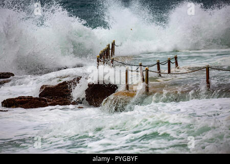 Sydney, Australie. 28 Oct 2018. De fortes vagues et marées a frappé la côte est complètement submerger la plage privée à la plage d'Avalon, quelques braves surfers ont combattu les fortes vagues. Crédit : martin berry/Alamy Live News Banque D'Images