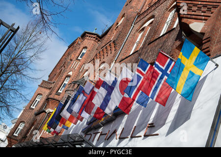 Luebeck, Allemagne. 27 Oct, 2018. 27 octobre 2018, l'Allemagne, l'aéroport de Lübeck : drapeaux nationaux des pays participants des 60 Journées du Cinéma Nordique de Lübeck pendent en avant du Cinestar Filmpalast Stadthalle cinéma. La vente des billets a commencé cet après-midi. Le film days auront lieu du 30 octobre au 4 novembre dans la ville hanséatique. Credit : Rainer Jensen/dpa/Alamy Live News Banque D'Images