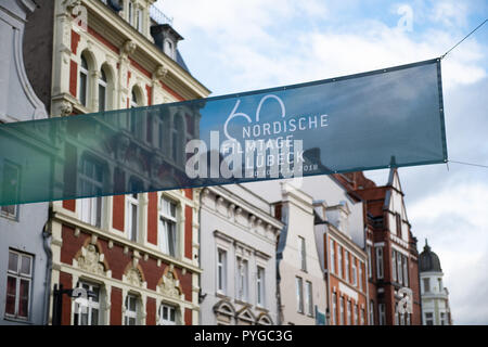 Luebeck, Allemagne. 27 Oct, 2018. 27 octobre 2018, l'Allemagne, l'aéroport de Lübeck : une bannière avec la référence à la 60 jours Film nordique Lübeck plane sur l'une des rues principales. Le film days auront lieu du 30 octobre au 4 novembre dans la ville hanséatique. Credit : Rainer Jensen/dpa/Alamy Live News Banque D'Images