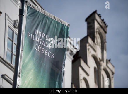 Luebeck, Allemagne. 27 Oct, 2018. 27 octobre 2018, l'Allemagne, l'aéroport de Lübeck : drapeaux se référant à la ligne, les Journées du Cinéma Nordique de Lübeck l'une des rues principales. Le film days auront lieu du 30 octobre au 4 novembre dans la ville hanséatique. Credit : Rainer Jensen/dpa/Alamy Live News Banque D'Images