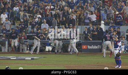 Los Angeles, Californie, USA. 27 Oct, 2018. Andrew Benintendi # 16 les Boston Red Sox scores sur un double de Steve Pearce # 25 en neuvième manche pendant la partie 4 de la Série mondiale 2018 contre les Dodgers de Los Angeles au Dodger Stadium le Samedi, Octobre 27, 2018 à Los Angeles, Californie. Red Sox de Boston a gagné le match 9-6 .ARMANDO Armando Arorizo ARORIZO : Crédit/Prensa Internacional/ZUMA/Alamy Fil Live News Banque D'Images