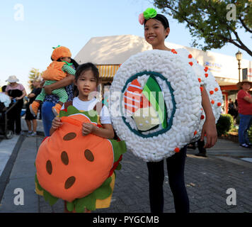 Los Angeles, USA. 27 Oct, 2018. Deux filles assister à une parade d'Halloween à Los Angeles, États-Unis, le 27 octobre 2018. Crédit : Li Ying/Xinhua/Alamy Live News Banque D'Images