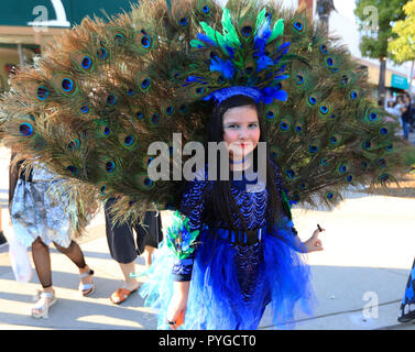 Los Angeles, USA. 27 Oct, 2018. Une jeune fille assiste à un défilé d'Halloween à Los Angeles, États-Unis, le 27 octobre 2018. Crédit : Li Ying/Xinhua/Alamy Live News Banque D'Images