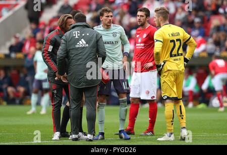 Mainz, Allemagne. 27 Oct, 2018. firo : 27.10.2018 Football, Football : 1. Saison 2018/2019, Bundesliga FSV FSV FSV Mainz 05 - FC Bayern Munich Munich FC Leon Goretzka, blessures, blessures, l'utilisation de crédit dans le monde entier | : dpa/Alamy Live News Banque D'Images