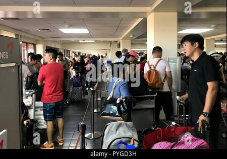 Saipan. 28 Oct, 2018. Les touristes chinois à attendre l'avion de retour à Saipan, le Commonwealth des îles Mariannes du Nord), le 28 octobre 2018. Quelque 1 500 touristes chinois emprisonné dans Saipan par le super typhon Yutu a commencé à voler à la maison le dimanche. Source : Xinhua/Alamy Live News Banque D'Images