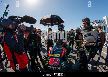 Melbourne, Australie. Dimanche, 28 octobre, 2018. Phillip Island, Australie. Hafizh Syahrin et le MotoGP Monster Yamaha Tech 3 Équipe sur la grille avant le début de la course de dimanche. Credit : Russell Hunter/Alamy Live News Banque D'Images