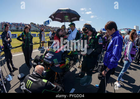 Melbourne, Australie. Dimanche, 28 octobre, 2018. Phillip Island, Australie. Johann Zarco et le Monster Yamaha Tech 3 l'équipe de MotoGP sur la grille avant le début de la course de dimanche. Zarco s'est écrasé hors de la course. Credit : Russell Hunter/Alamy Live News Banque D'Images