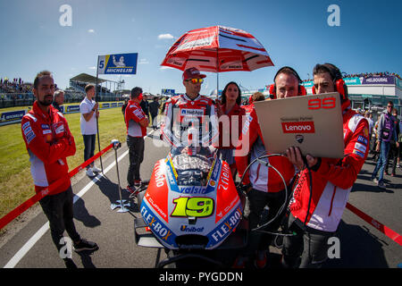 Melbourne, Australie. Dimanche, 28 octobre, 2018. Phillip Island, Australie. Alvaro Bautista et l'équipe Ducati MotoGP sur la grille avant le début de la course de dimanche à Phillip Island. Bautista a terminé la course à la quatrième place. Credit : Russell Hunter/Alamy Live News Banque D'Images