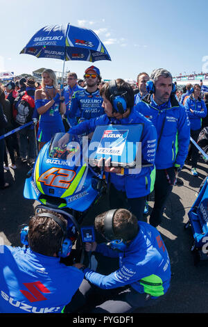 Melbourne, Australie. Dimanche, 28 octobre, 2018. Phillip Island, Australie. Alex rin et le Ecstar Équipe MotoGP Suzuki sur la grille avant le début de la course de dimanche. Rin a terminé la course en cinquième place. Credit : Russell Hunter/Alamy Live News Banque D'Images