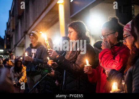 Marquant la fin du chabbat Havdalah partie du service a été intégré. Lendemain de la prise de masse à l'arbre de vie dans la Synagogue Squirrel Hill, Pittsburgh, PA. Bien que beaucoup de malheur a frappé le quartier, de nombreux habitants de la ville toute entière se sont réunis physiquement et beaucoup de partout dans le monde ont montré leur soutien. Banque D'Images