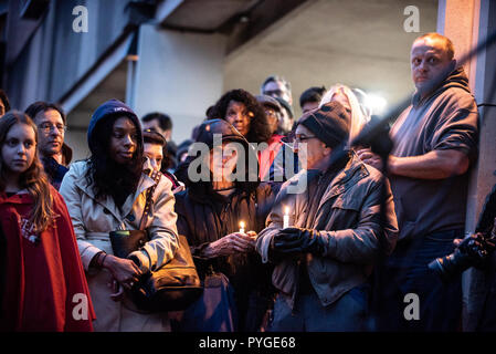 Beaucoup viennent de différents quartiers et différents milieux de vie à lutter ensemble, et être là pour l'autre. Lendemain de la prise de masse à l'arbre de vie dans la Synagogue Squirrel Hill, Pittsburgh, PA. Bien que beaucoup de malheur a frappé le quartier, de nombreux habitants de la ville toute entière se sont réunis physiquement et beaucoup de partout dans le monde ont montré leur soutien. Banque D'Images