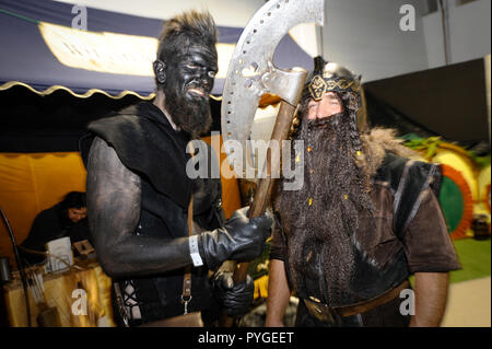 Nadarzyn, Pologne. 27 Oct, 2018. Deux hommes, l'air à un self-made arme pendant la Comic Con 2018 Varsovie en Nadarzyn, Pologne, le 27 octobre 2018. Le Comic Con de Varsovie 2018 se tient du 26 au 28 octobre. Credit : Jaap Arriens/Xinhua/Alamy Live News Banque D'Images