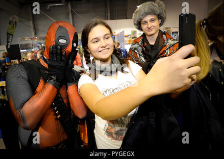 Nadarzyn, Pologne. 27 Oct, 2018. Une femme pose pour un avec un caractère selfies Deadpool lors de la Comic Con 2018 Varsovie en Nadarzyn, Pologne, le 27 octobre 2018. Le Comic Con de Varsovie 2018 se tient du 26 au 28 octobre. Credit : Jaap Arriens/Xinhua/Alamy Live News Banque D'Images