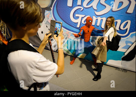 Nadarzyn, Pologne. 27 Oct, 2018. Un homme habillé en Spiderman pose pour des photos avec les fans lors de la Comic Con 2018 Varsovie en Nadarzyn, Pologne, le 27 octobre 2018. Le Comic Con de Varsovie 2018 se tient du 26 au 28 octobre. Credit : Jaap Arriens/Xinhua/Alamy Live News Banque D'Images