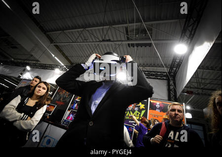 Nadarzyn, Pologne. 27 Oct, 2018. Un homme essaye sur un casque en VR 2018 Jeu de Varsovie en Nadarzyn, Pologne, le 27 octobre 2018. Les jeux de Varsovie Show, qui se tient du 26 octobre au 28 octobre, est une exposition pour les amateurs et les fans à l'PTAK Expo à Nadarzyn. Credit : Jaap Arriens/Xinhua/Alamy Live News Banque D'Images