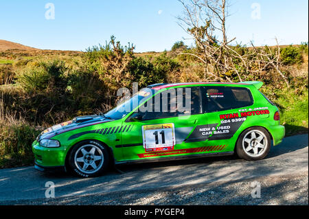 Ballydehob, West Cork, Irlande. 28 Oct 2018. Avec le soleil qui brille, pilote de rallye Jason Ryan et son navigateur Peter Keohane voler le long de la route pendant une étape de la Fastnet 2018 rallye organisé par le Club de voiture de Skibbereen. Credit : Andy Gibson/Alamy Live News. Banque D'Images