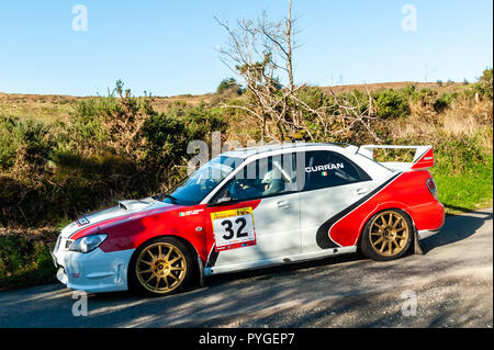 Ballydehob, West Cork, Irlande. 28 Oct 2018. Avec le soleil qui brille, pilote de rallye : Pat et son navigateur Andrew Curran voler le long de la route pendant une étape de la Fastnet 2018 rallye organisé par le Club de voiture de Skibbereen. Credit : Andy Gibson/Alamy Live News. Banque D'Images