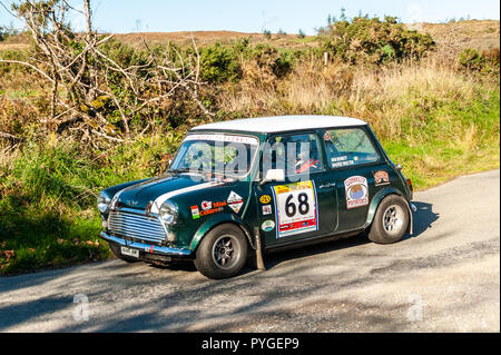 Ballydehob, West Cork, Irlande. 28 Oct 2018. Avec le soleil qui brille, pilote de rallye Maurice Whelton et son navigateur Ivan Bennett voler le long de la route dans une Austin Mini pendant une étape de la Fastnet 2018 rallye organisé par le Club de voiture de Skibbereen. Credit : Andy Gibson/Alamy Live News. Banque D'Images