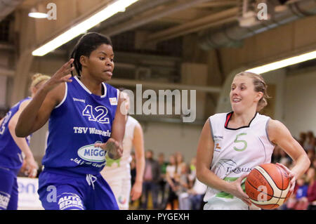 Bad Aibling, Germnany. 27 Oct, 2018. de gauche (TUNSTULL Jewel Joyce Diamond Wasserburg/US), Lissi SOKMANN (Bad Aibling/EST), .Womans Allemand Basketball League 2018/19, 27 Oct, 2018 Firegirls, Bad Aibling vs TSV Wasserburg, Sportspark Bad Aibling, Crédit : Wolfgang Fehrmann/ZUMA/Alamy Fil Live News Banque D'Images