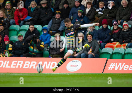 Northampton, Royaume-Uni. 27 octobre 2018. James Grayson, de Northampton Saints au cours de la Premiership Rugby Cup match entre Northampton Saints et Bristol les ours. Andrew Taylor/Alamy Live News Banque D'Images