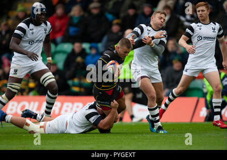 Northampton, Royaume-Uni. 27 octobre 2018. Ollie Sleightholme de Northampton Saints est abordé au cours de la Premiership Rugby Cup match entre Northampton Saints et Bristol les ours. Andrew Taylor/Alamy Live News Banque D'Images