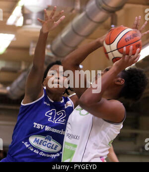 Bad Aibling, Germnany. 27 Oct, 2018. de gauche (TUNSTULL Jewel Joyce Diamond Wasserburg/US), destinee Lashea YOUNG (Bad Aibling/US).La ligue de basket-ball de womans allemand 2018/19, Oct 27, 2018 Firegirls, Bad Aibling vs TSV Wasserburg, Sportspark Bad Aibling, Crédit : Wolfgang Fehrmann/ZUMA/Alamy Fil Live News Banque D'Images