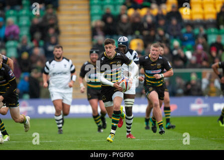 Northampton, Royaume-Uni. 27 octobre 2018. James Grayson, de Northampton Saints s'exécute avec le ballon au cours de la Premiership Rugby Cup match entre Northampton Saints et Bristol les ours. Andrew Taylor/Alamy Live News Banque D'Images