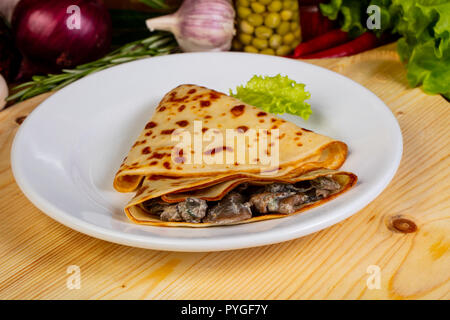 Délicieuses crêpes farcies à la plaque Banque D'Images