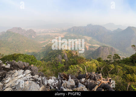 Vue panoramique de Vang Vieng et les environs depuis au-dessus de l'Phangern (Pha Ngern, Pha ngeun) randonnée au Laos sur une journée ensoleillée. Banque D'Images