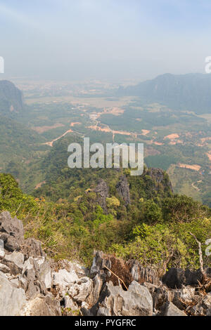 Vue panoramique de Vang Vieng et les environs depuis au-dessus de l'Phangern (Pha Ngern, Pha ngeun) randonnée au Laos sur une journée ensoleillée. Banque D'Images