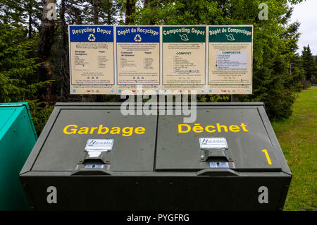 La preuve de l'ours poubelles avec des panneaux bilingues en français et en anglais. Dans le parc national Terra Nova, Terre-Neuve, Canada. Banque D'Images