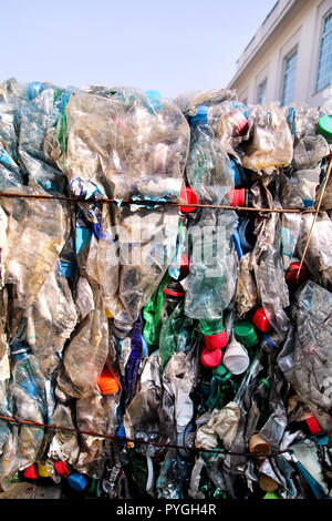 Les bouteilles en plastique on pile, prêt à se recycler. Recyclage de bouteilles en plastique. Pile de paniers et de recyclage prêt des bouteilles en plastique. Le recyclage. Banque D'Images