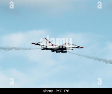 Thunderbirds de l'US Airforce effectuant un opposant à Head-On pass au Westfield International Airshow Banque D'Images