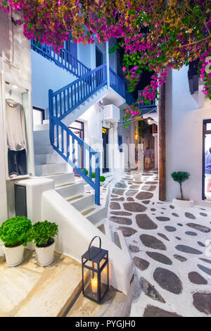 Vue sur la célèbre pictorial rues étroites de la ville de Mykonos à Mykonos island, Grèce Banque D'Images