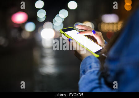 Portrait de femme doigts de toucher l'écran est vide de smartphone moderne dans la recherche d'informations sur le site web à l'aide d'Internet 4G.Woman's hands holding Banque D'Images