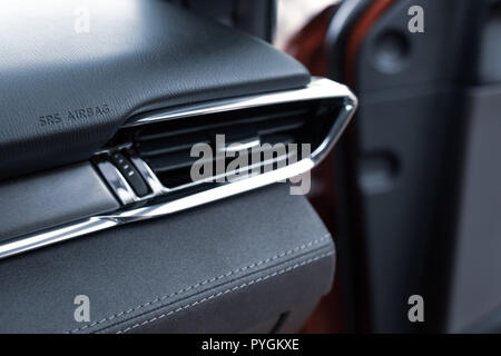 Voiture à l'intérieur. Nouvel intérieur moderne de voiture haut de gamme avec des sièges en cuir. Couleur rouge Banque D'Images