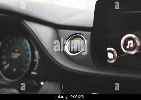 Voiture à l'intérieur. Nouvel intérieur moderne de voiture haut de gamme avec des sièges en cuir. Couleur rouge Banque D'Images